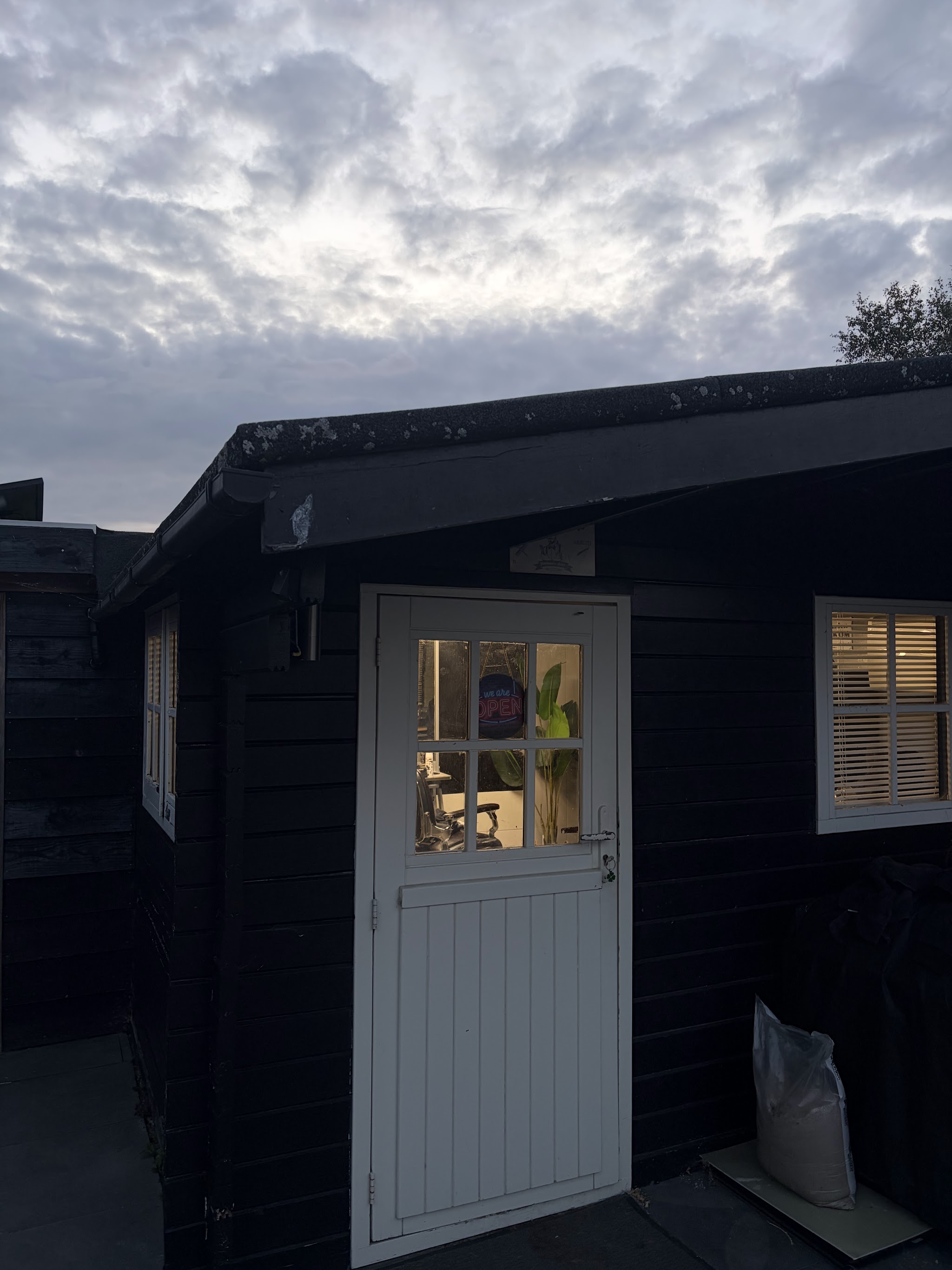 De zwart geschilderde zaak aan de Ekemawal, met het licht aan